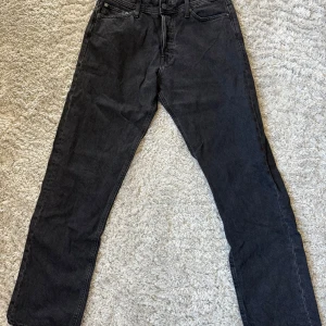 Svarta relaxed jeans från Jack & Jones - Svarta jeans från Jack & Jones i relaxed fit-modellen Chris med raka ben.