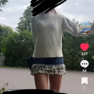 Justice jeanskjol med volanger (INBYGGDA SHORTS) - Supersöt kort jeanskjol från Justice med blå denim upptill och flera lager volanger i ljusgrönt och vitt nertill. jätte fint skick och har tillomed inbyggda shorts!! inte stretchigt material, midjemått tvärsöver ungefär 36-37 cm 