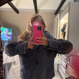 Grå Meotine jacka  med pälskrage - Säljer en grå Meotine jacka från  med stor fluffig pälskrage. Jackan har två stora bröstfickor, knappar framtill och en boxig, lite croppad passform. Perfekt för dig som vill ha en mysig och trendig look med extra attityd. Jackan är använd i ett år men har sedan inte kommit till användning. Pris kan diskuteras!💗💗💗