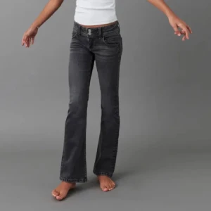 Svarta bootcut jeans med låg midja - Snygga svarta jeans med bootcut-modell och låg midja. Jeansen har klassisk femficksdesign och är tillverkade i ett mjukt denimtyg som sitter skönt hela dagen. Perfekta för dig som gillar en tidlös och avslappnad stil.