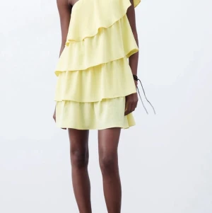 Gul volangklänning Zara - Säljer min populära gula klänning från zara. Använd en gång!🌼