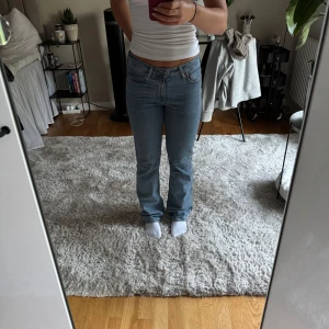 Blå low waist straight jeans 24/30 - Ett par blåa jeans med medelhög midja och en rak passform i jättefint skick. Byxorna är köpta på bikbok från märket never denim och är i storlek W24 L30.🥰💕💕