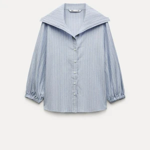 Blå randig skjorta från Zara - Snygg blå skjorta från Zara med vita ränder! Använd ett fåtal gånger! Är inte oversized 🙌🏼💕 