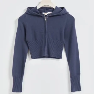 Stickad kroppad kofta  - Säljer slutsåld tröja från Gina. Den är använd 1 gång därav så är den i mycket bra skick