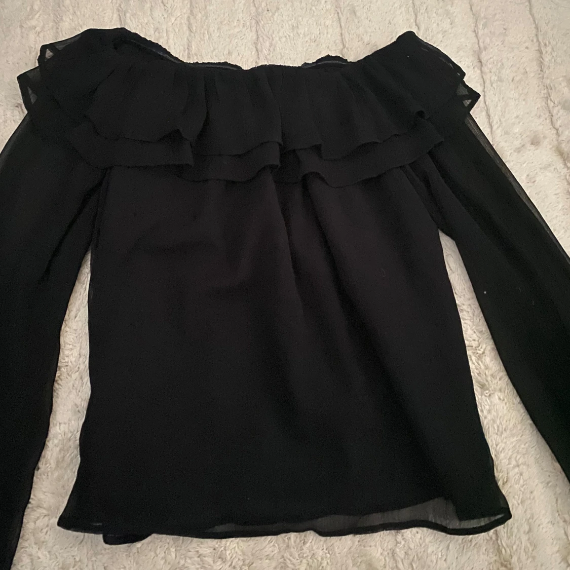 Svart offshoulder blus med volang