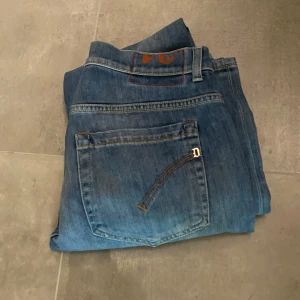 Dondup storlek 31 - Säljer dessa  Dondup jeans för 900 kr detta är sprillans nya. Storlek 31 färg ljusblå. Hör av dig vid frågor eller bilder !
