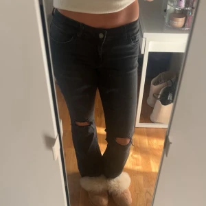 Svarta Nelly jeans  - Säljer mina knappt använda Nelly jeans då dom inte kommer till använd! Nypris - 700 kr 💞