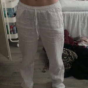 Lågmidjade vita linnebyxor - Lågmidjade vita linnebyxor från DesignBySi i strl xs/s