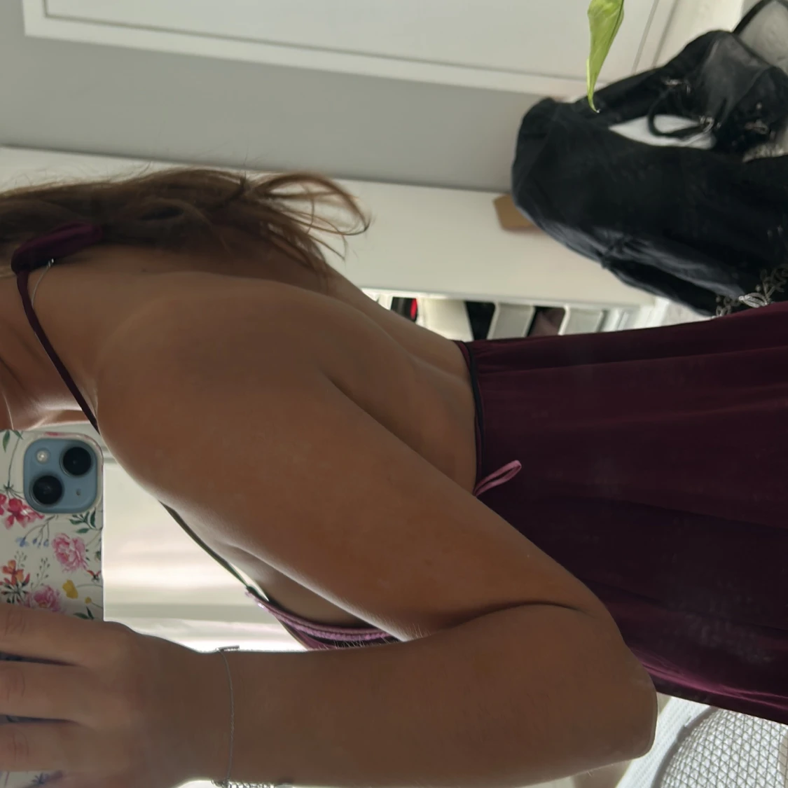 Vinröd glittrig topp  med öppen rygg - 1