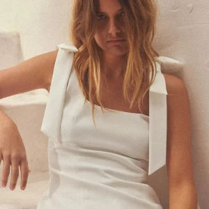 Vitt Zara linne rosett  - Superfint vitt linne från Zara. Rosetter på banden. Tyvärr för litet för mig. Aldrig använt och prislappen kvar. Nypris 329kr🤍