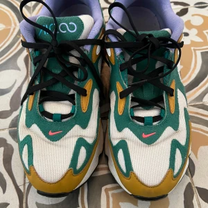 Nike Air Max 200 i färgstark mix - Nike Air Max 200 sneakers med färgglada detaljer, och svart snörning. Skön dämpning och unik design som sticker ut. De har använts en del, så det är lite smuts på dem, men det går nog att fixa. De är något creesade. Storlek 40,5. 😊