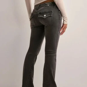  Låg midja jeans   -  Lågmidjade True religion jeans. Inte använt så många gånger då jag tycker de ät för korta för mig! Storlek:25. Kan sänka pris vid snabb affär!