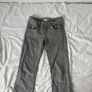 Grå jeans från Gina Tricot - Gråa jeans från Gina young, low waist och bootcut. Passar till så många outfits och är i fint skick utan hål och fläckar. Skriv om du är intresserad.