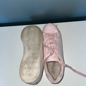 Ljusrosa sneakers från Everlast, strl 37 - Snygga ljusrosa sneakers från Everlast i storlek 37. Skorna har klassisk design med rund tå, platt sula och snörning. Ovandelen är i syntetmaterial och insidan är mjukt textilfodrad för extra komfort. Perfekta för en sportig och clean look.