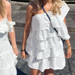 Vit volang ”ruffle dress” studentklänning anielle label  - Superfin volang klänning ifrån anielle label. Helt fläckfri och som ny, endast använd en gång på min egen student 😊Passar allt från XS till M