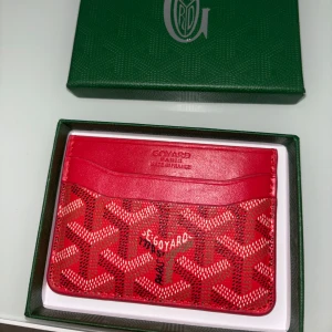 Röd Korthållare  - En snygg röd korthållare