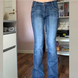 Low waist jeans - I storlek (Xs) Säljer för 350kr Köptes för 700kr och baksidan är handgjord av tillverkaren då jeansen är i mycket bra kvalite. 