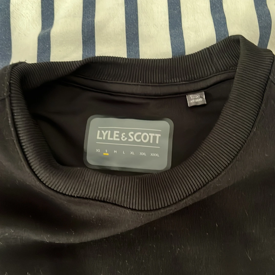 Svart sweatshirt från Lyle & Scott - 2