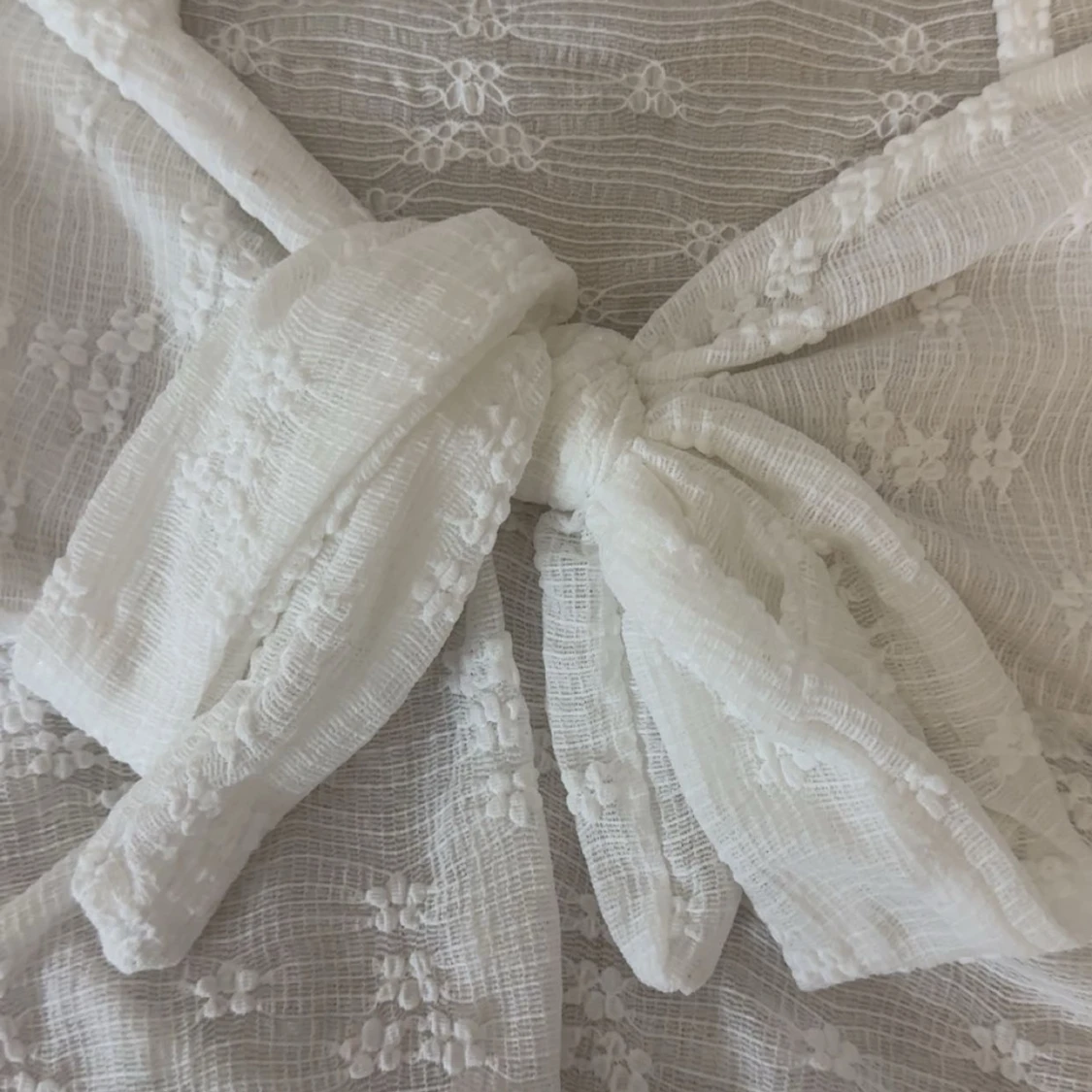 Vit blus med knyt och spetsdetaljer - 1