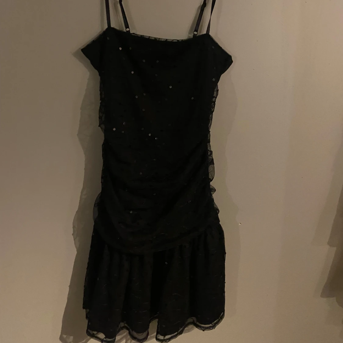 Svart glittrig kortklänning Gina Tricot