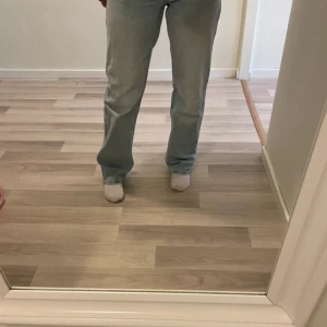 Ljusblå raka jeans - Säljer ett par ljusblå jeans med rak passform och klassisk femficksdesign. Jeansen har normal midja och är tillverkade i mjukt denimtyg. Perfekta för en avslappnad och stilren look.