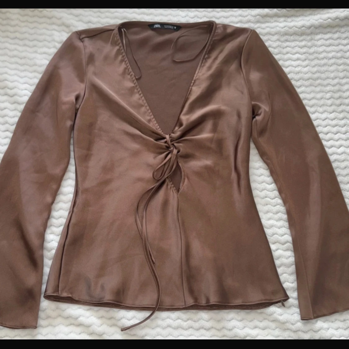 Brun omlottopp i satin från Zara