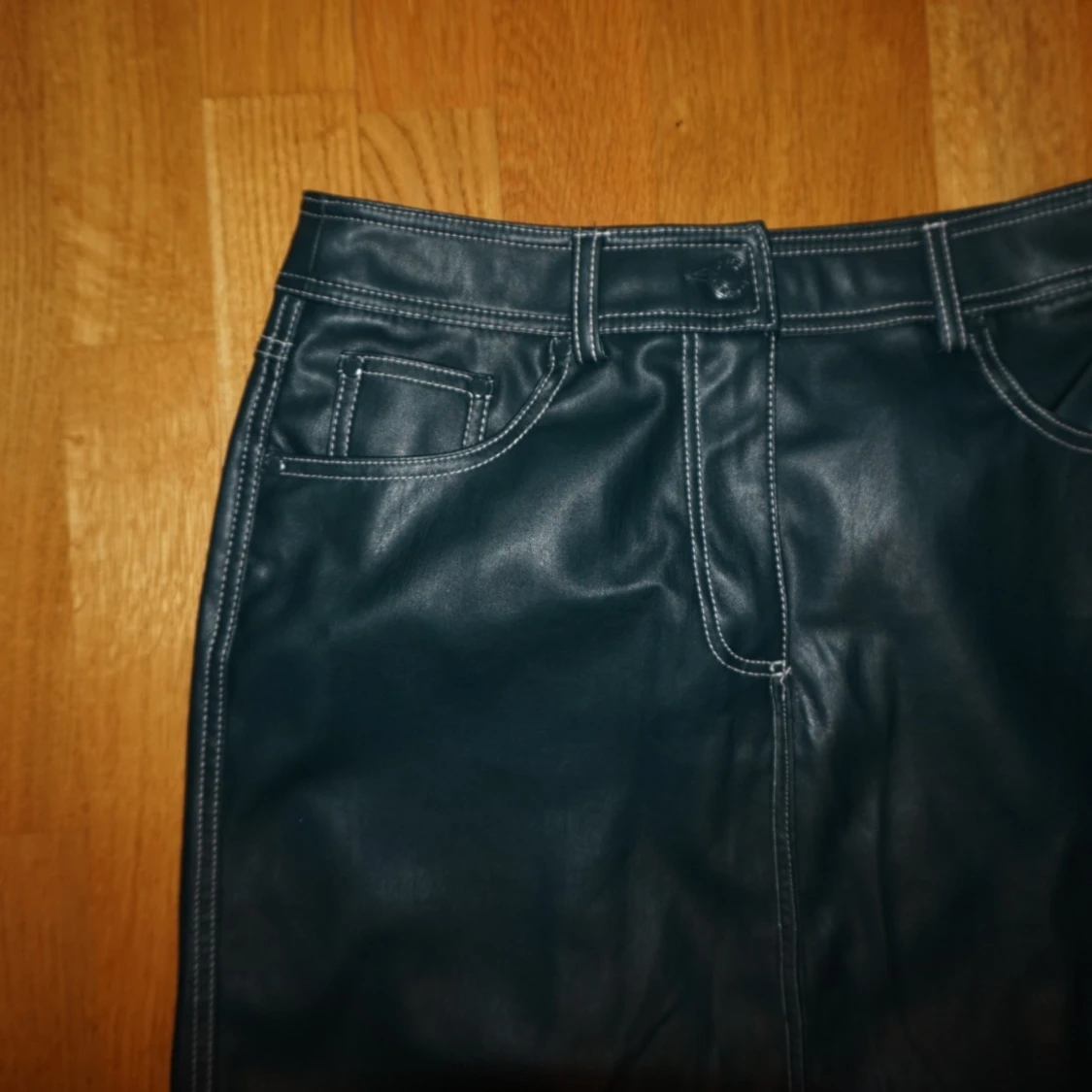 Mörkgröna skinnbyxor med kontrastsömmar - 1