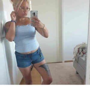 Korta blå jeans shorts  - As snygga blå jeansshorts från hm med låg midja. Storlek 38. Säljer dom för dom inte kommer till användning mer💙