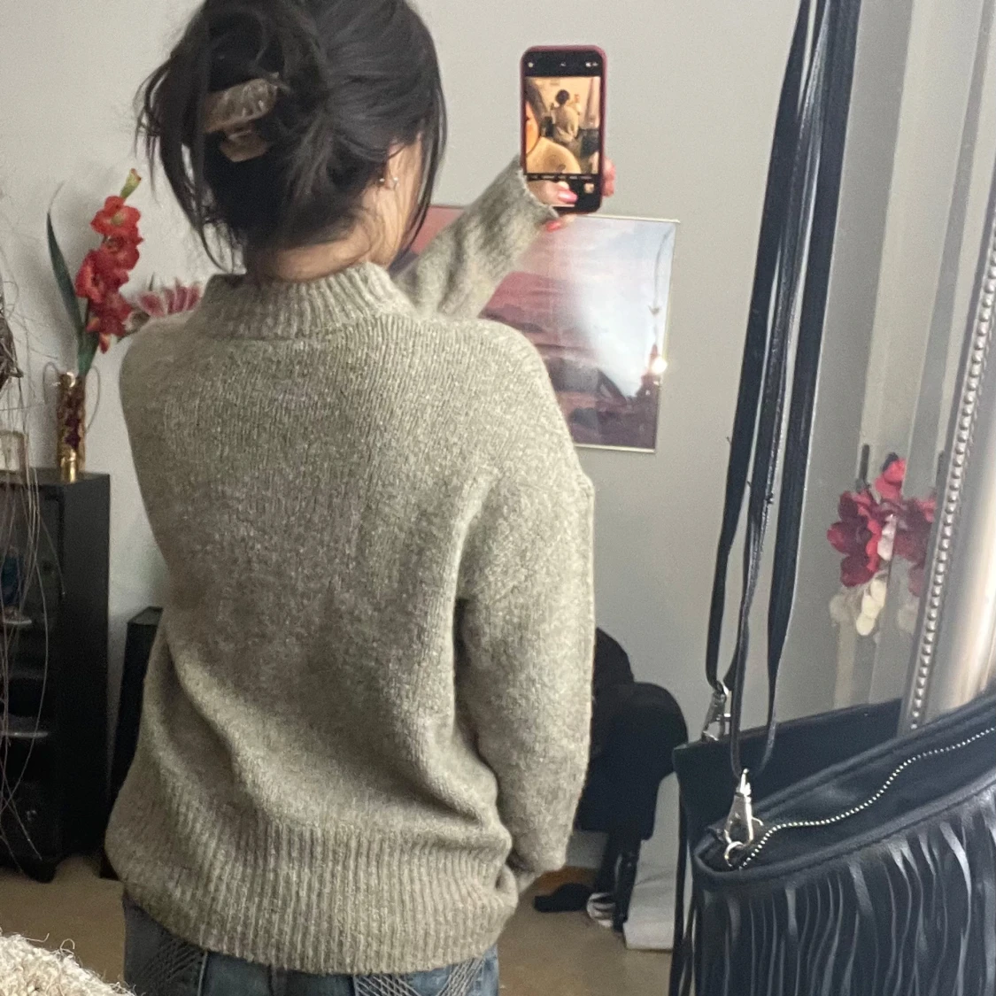 Beige stickad tröja med hög krage - 2