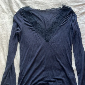 Intimissmi tröja  - Supersnygg mörkblå långärmad topp från Intimissimi med v-ringning. Spets kant vid v ringningen och även vid slutet på armen💞 