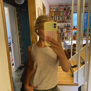 Glittrig topp - Supersnygg festtopp!🪩 går även att ha åt andra hållet och vika ner kanterna lite vilket också ser väldigt coolt ut! Något skrynklig på bilden, kan stryka innan jag postar!💞 Tror även att sen skulle vara snygg att sy in i sidorna för den som gillar det🕺