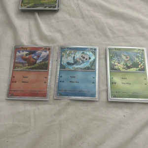 Pokémonkort: Tepig, Oshawott & Snivy promo - Tre coola Pokémonkort med Tepig, Oshawott och Snivy! Perfekt för dig som samlar eller vill boosta din lek med färgstarka och populära starter-Pokémon. Korten är i fint skick och redo för nya äventyr.