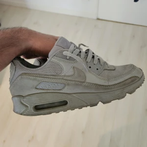 Nike air max - Tja! Säljer nu mina gråa nike airmax skor, dessa skor är använt och begagnade. Pga av detta så säljer jag dom för ett billigt pris.