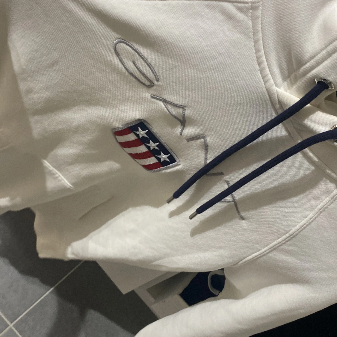 Vit hoodie från GANT med broderad logo - 1