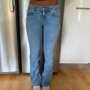 Ljusblå bootcut jeans från lager 157 - Snygga ljusblå jeans från lager 157 med klassisk femficksdesign och bootcut-ben. Jeansen har normal passform och är tillverkade i mjukt denimtyg som sitter skönt. Perfekta för dig som gillar en avslappnad look.