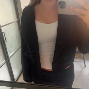 Mörkblå jacka - Mörkblå jacka från Gina. Skriv gärna vid frågor💖💗