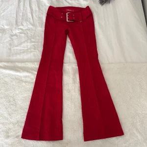 Lågmidjade bootcut byxor  - Vintage Lågmidjade bootcut byxor med inbyggt bälte från Miss Sixty 💓 midja: 34cm (tvärs över) innerben: 78cm Gamla favoriter gör ont att sälja 💔 köptes dyrt därav priset! 