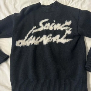 Saint Laurent - Säljer denna Svarta Saint Laurent Tröja i storlek Small. Priset kan diskuteras. Allt medföljer och tröjan är bara använd några gånger. Fraktar i hela Sverige.