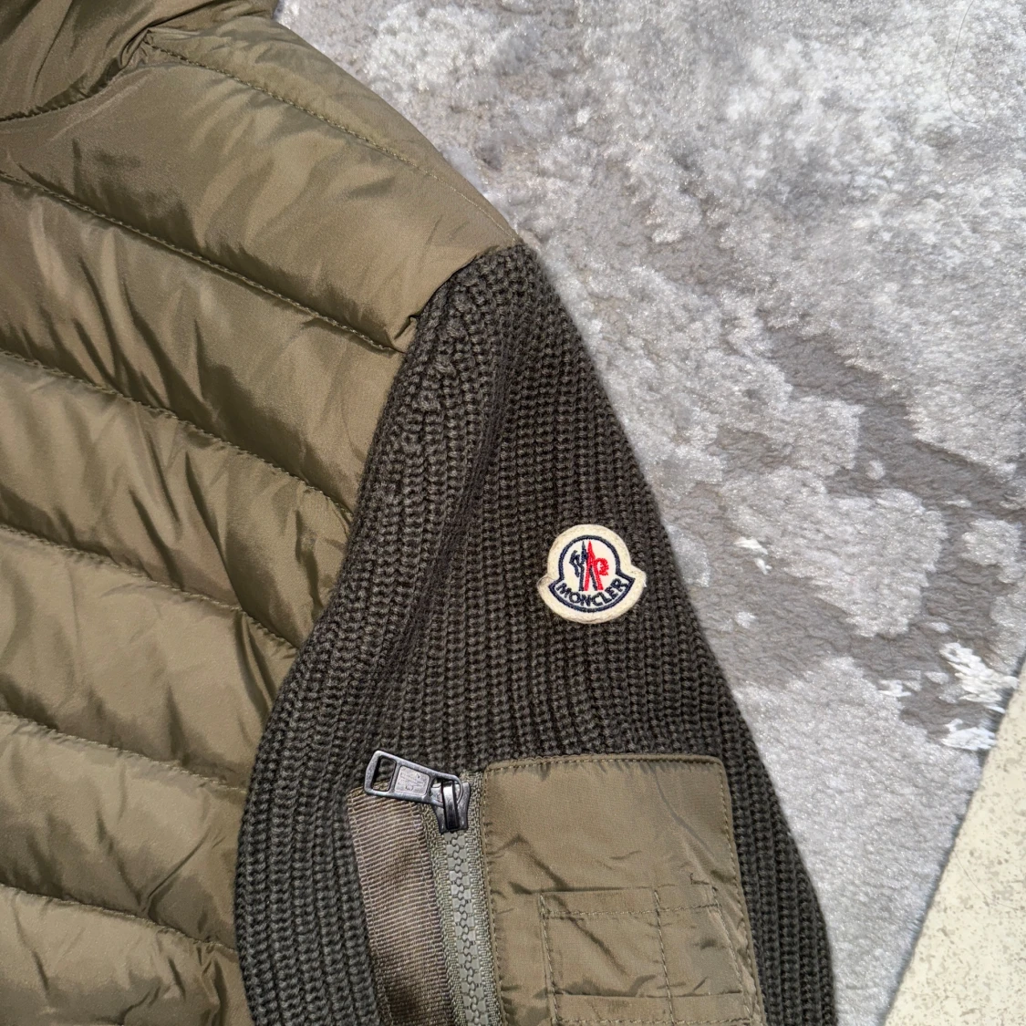 Olivgrön Moncler pufferjacka med huva - 1