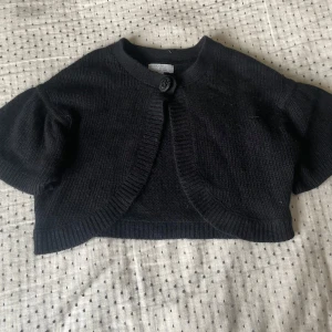 Kortärmad bolero - Vintage Kortärmad bolero från ett dyrare märke, storlek XS ser ut som den är gjord i Kashmir❤️Som ny 