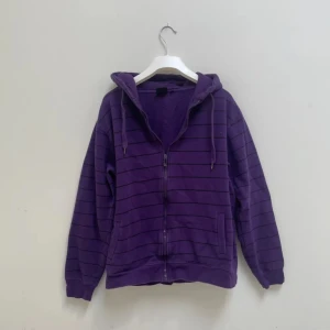 Lila randig hoodie  - Lila hoodie med svarta tunna ränder. Jättemysig och mjuk, perfekt inför hösten! använd gärna köp nu 😇