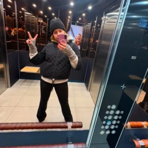 Svart quiltad jacka med dragkedja - Quiltad svart jacka med dragkedja framtill och snörning i nederkant. Jackan har rund halsringning. Snygg och enkel modell som är lätt att matcha till olika outfits. Jackan är lite kort i ärmarna för mig så har vikt upp den för att få en trekvarts längd. 