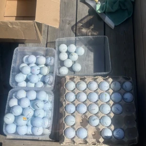 Titlest golfbollar pris och antal diskuteras - Bilderna visar flera golfbollar av märket Titleist, modell TruFeel, toursoft, tourspeed, nxt tour och velocity. Perfekt för dig som vill fylla på golfbolls-förrådet inför säsongen! Snygga, klassiska bollar för både nybörjare och erfarna golfare.