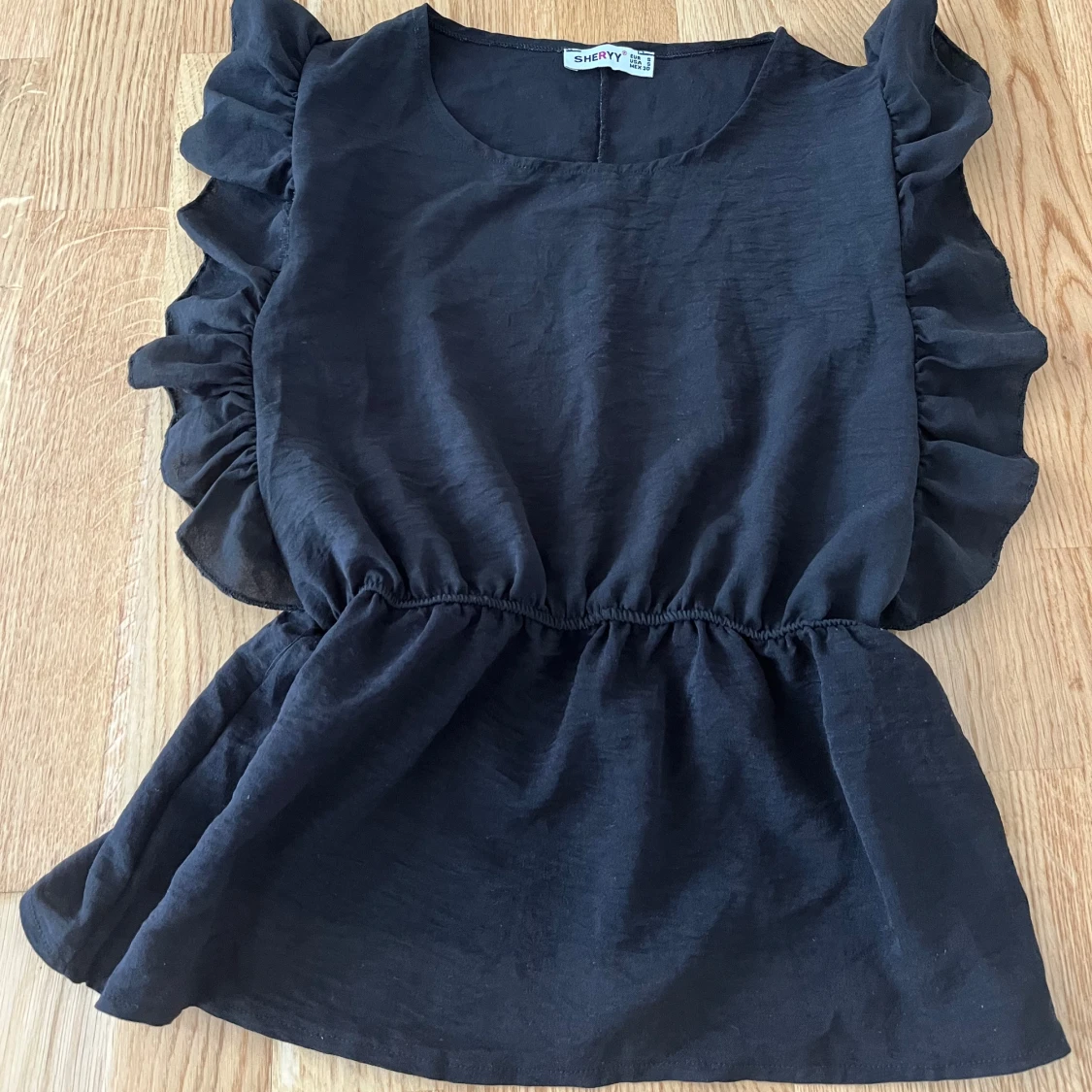 Svart blus med volangärmar från Sheryy - 1