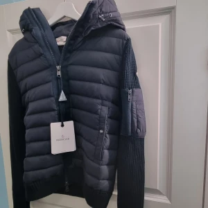 Moncler cardigan  - Hej! Säljer nu min navy blue moncler cardigan den är i storlek m men passar s. Den är i väldigt fint.  Jag säljer den eftersom den inte passar mig annars är den oanvänd och legat i garderoben ett tag. Nypris 10 000. Jag vill bara få bort den. Det är bara att höra av sig om de skulle vara några frågor eller om de önskas fler bilder. 