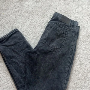 Grunt jeans - Jeans från grunt i modellen street loose dark grey. Storlek 27 har används av min 14 åriga lillebror. Har lite slitningar längst ner på benen. 