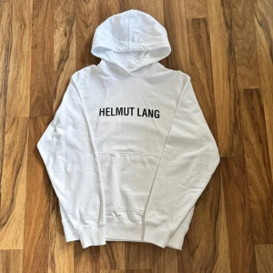 Helmut Lang Hoodie - Snygg vit hoodie från Helmut Lang. Använd 2 gånger, köpt i London (Harvey Nichols) för någon månader sedan. Sprillans nytt skick utan defekter. Storlek L