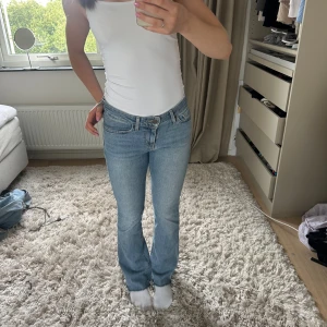 Levi's 715 Bootcut ljusblå jeans - Säljer ett par Levi's 715 Bootcut jeans i ljusblå tvätt. Klassisk femficksmodell med bootcut-ben och normal passform. Jeansen har dragkedja och knapp framtill samt Levi's ikoniska läderpatch och röda etikett bak. Perfekta till sneakers eller boots.