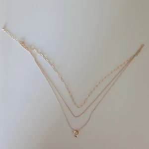 Guldigt halsband med hjärthänge - Halsband med tre kedjor. Aldrig använd bara testad. Ångrar att jag köpte, därför säljer jag. 