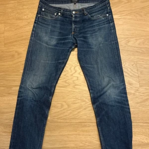 A.P.C. Petit Standard Selvedge Jeans - Tjenare! Säljer dessa ganska sällsynta A.P.C. Selvedge jeans i slim/straight fit. Jeansen har snygga fades och fadeas mer vid användning och tvättning. Dessa jeans potential för riktigt snygga fades. Nypriset på dessa byxor ligger på ungefär 2700kr. Vid fler frågor hör av er!